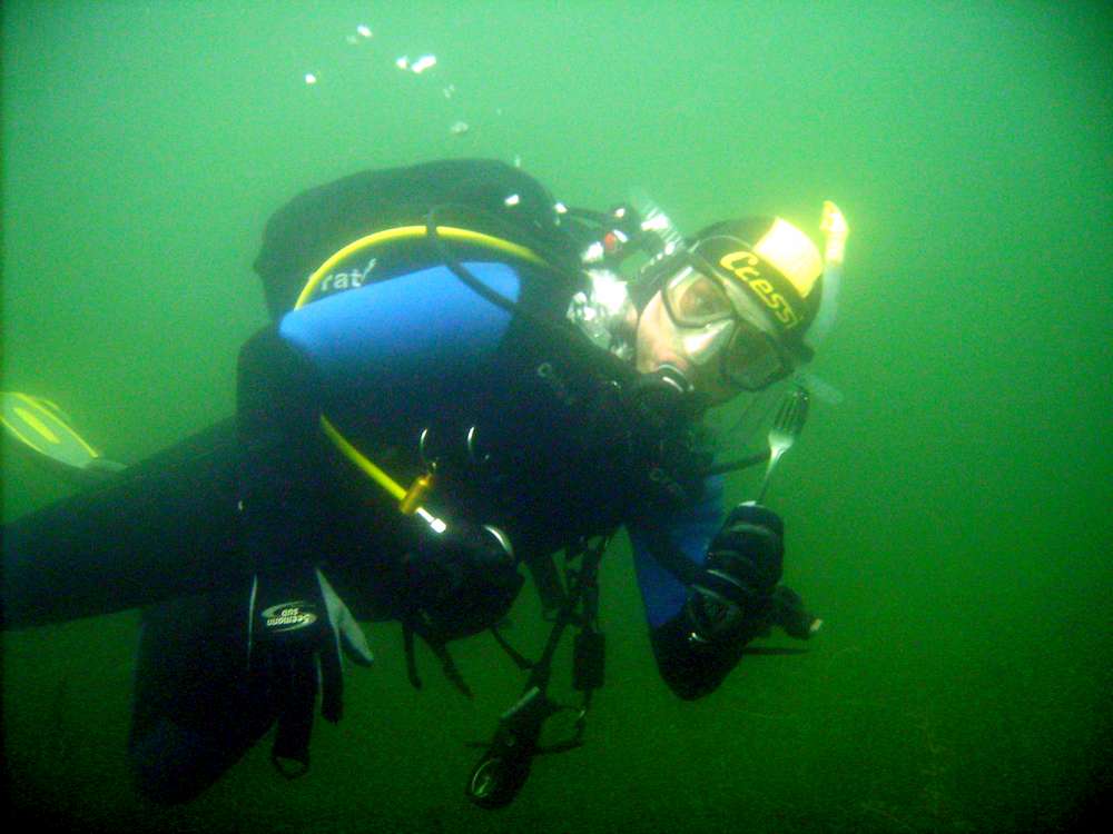 Großen Bösinghovener See - Taucher zeigt gefundene Gabel