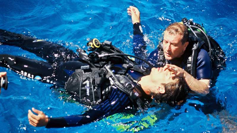 Rescue Diver beatmet Taucher an der Oberfläche